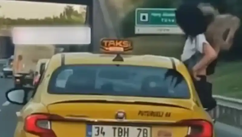 TEM Otoyolu'nda Taksinin Penceresinden Dolaşan Gençler Şaşkına Çevirdi