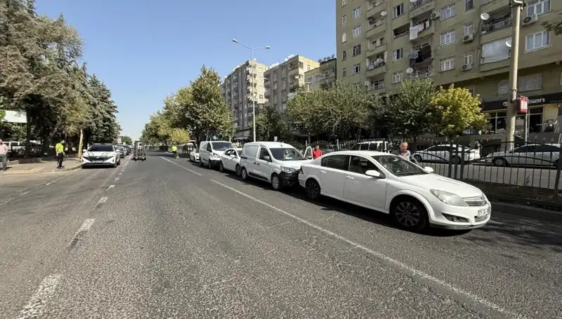 Diyarbakır’da Feci Kaza! 5 Araç Birbirine Girdi, Yaralılar Var