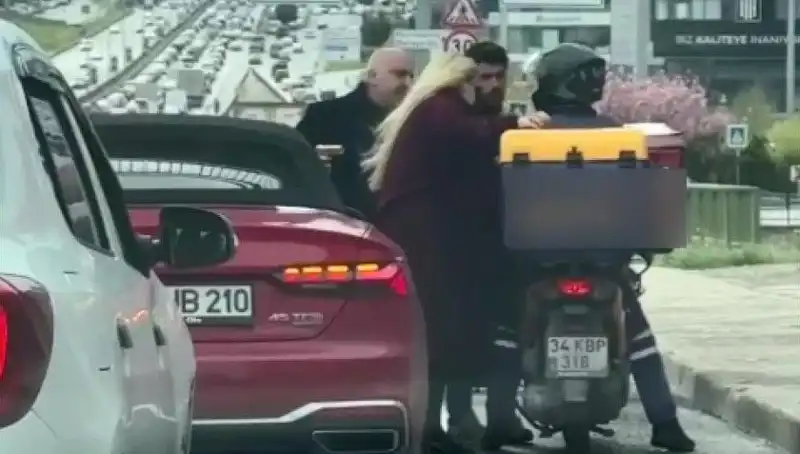 D-100'de Korkutucu Anlar: Tartışma Anında Motokuryeye Silah Çekildi!