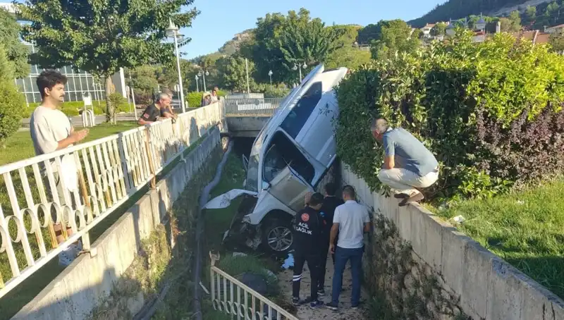 Muğla'da Direksiyon Hareketi Fena Sonuçlandı: Kaza Anı Kamerada