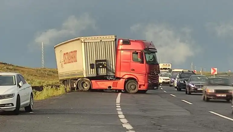 TIR Kaydı Sorunu Yol Kapatınca Uzun Araç Kuyrukları Oluşturdu
