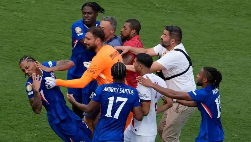 Futbol Finalinde Ortalık Karıştı: Teknik Direktörden Futbolcuya Yumruk Şoku