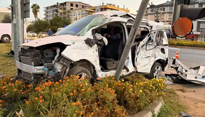 Antalya’da Midibüs ile Hafif Ticari Araç Çarpıştı: 6 Yaralı