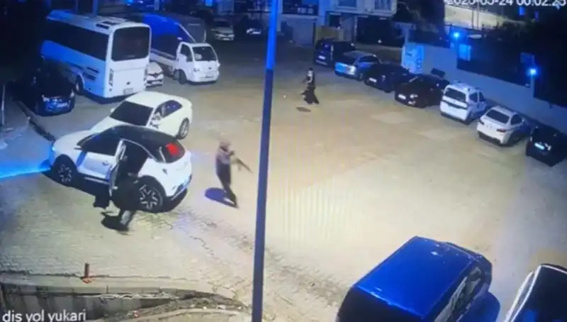 Kağıthane'de Kalaşnikovlu Dehşet: Maskeli Saldırganlar Sokakları Kanla Boyadı!