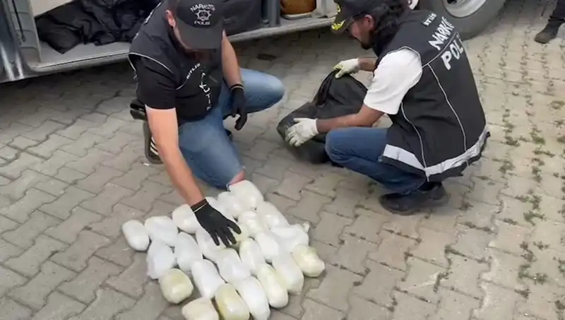 Yolcunun Valizinden 13 Kilo Metamfetamin Çıktı: Uyuşturucu Kaçakçılığına Geçit Yok!