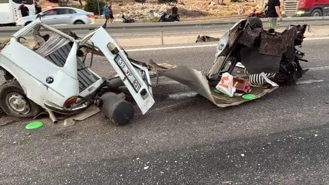 Bariyere Çarpan Araç Korkunç Bir Kazaya Neden Oldu: Bir Ölüm, Bir Yaralı