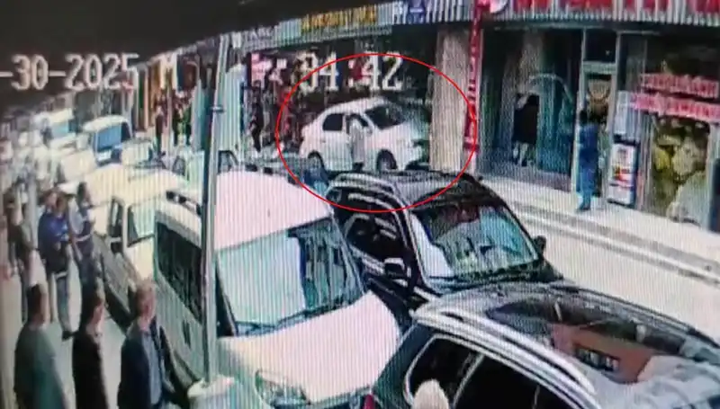 Alkollü Sürücü, Mağazaya Dalınca Çocuklar Son Anda Kurtuldu!
