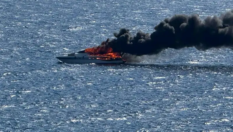 İzmir'de Motoryat yangını: Sahil Güvenlik Ekipleri Hızla Müdahale Etti