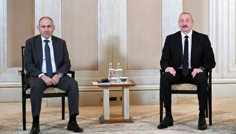 Aliyev ve Paşinyan, Barış Süreci İçin Abu Dabi'de Buluştu