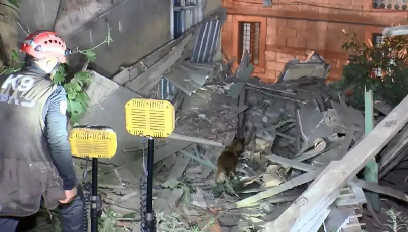 İstanbul'da Deprem Sonrası Çökme: Hasar Alan Bina Yerle Bir Oldu