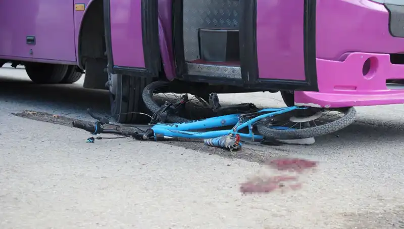 Küçük Çocuğun Talihsiz Anı: Bisikletle Otobüse Çarpan Kaza