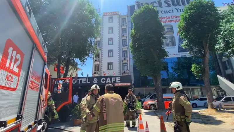 Fatih'te Otel Yemekhanesinde Yangın: Alevler Korkuttu, Sebebi Araştırılıyor