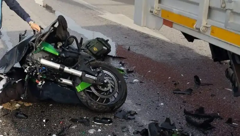 Çorum'da Feci Kaza: Motosiklet Sürücüsü Kamyona Çarparak Hayatını Kaybetti
