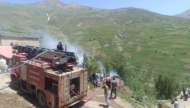 Van'da Trajedi: Yangında Küçük Bir Çocuk Hayatını Kaybetti