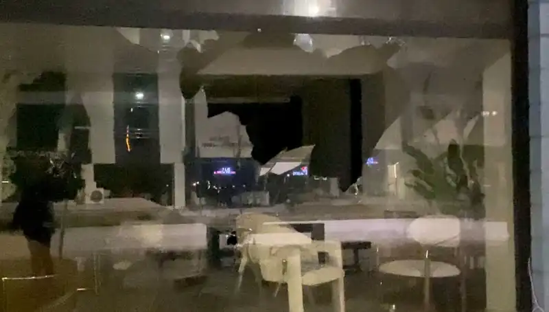 Taşlı Saldırı: Şehrin En Çok Ziyaret Edilen Mobilya Mağazasına Kötü Gündem