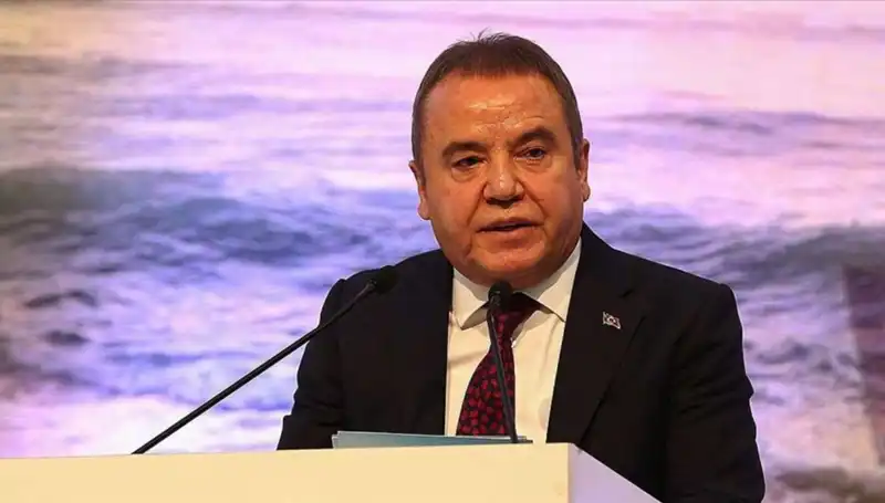 Antalya'nın Güçlü Sesi: Muhittin Böcek'in Hayat Yolculuğu
