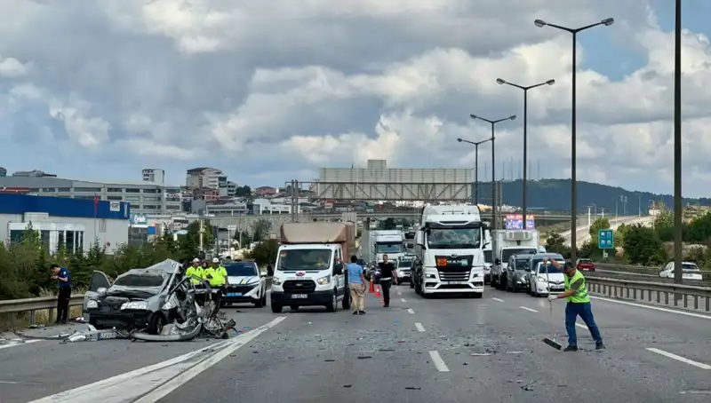 Otoyolda Korkunç Kaza: Üç Kişi Araçta Sıkıştı, Trafik Kilitlendi!