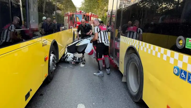 Motosiklet İETT Otobüslerinin Arasında Sıkıştı: Kaza Anı Kameralarda!