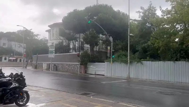 İstanbul'da Taksim'den Boğaz'a Sağanak Yağmur Etkisini Gösterdi!