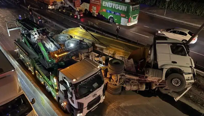 Moloz Yüklü Hafriyat Kamyonu Devrildi: Şok Edici Kaza Herkesi Sarsıyor!