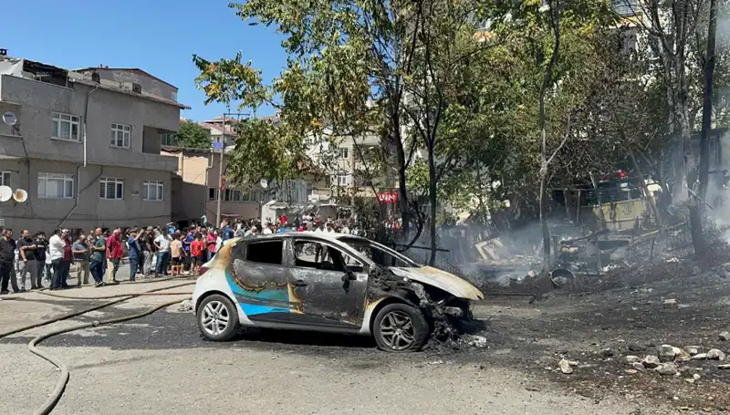 Gecekonduda Çıkan Yangın, Park Halindeki Araçları Alev Alev Sarmaladı!