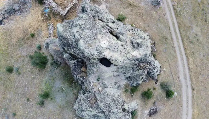 Merkeze 8 Kilometre Uzaklıkta Yer Alan Gelin Kayası'nın Efsanesi
