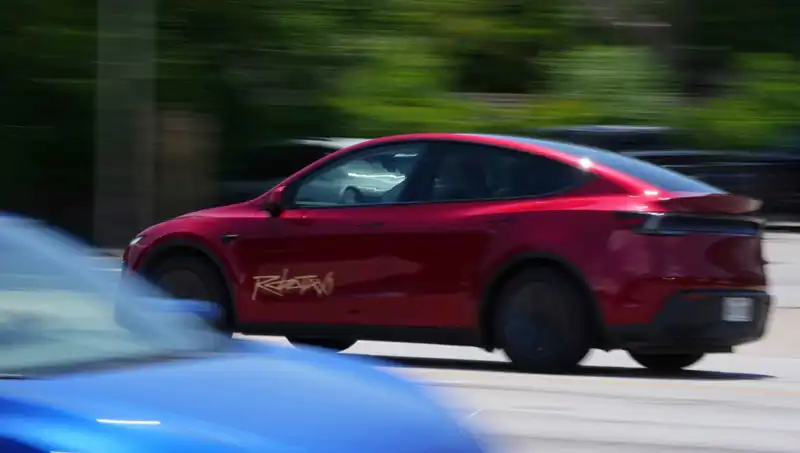 Tesla'nın Robotaxi Denemesi Felakete Dönüştü: Hız ve Yön Hatırlamıyor