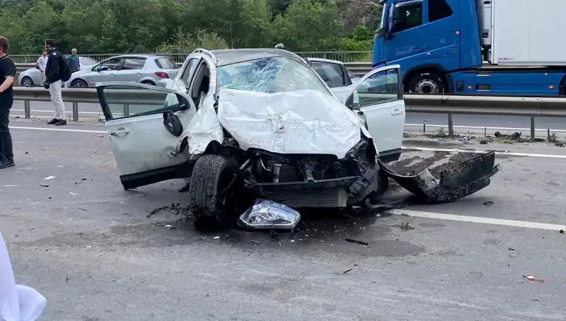 Kontrolden Çıkan Araç Beton Kanala Çarptı: 3 Yaralı