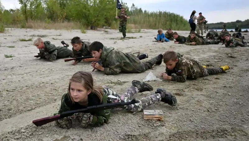 Rusya'da 8 Yaşındaki Çocuklar Askeri Kampta Eğitime Tabi Tutuluyor