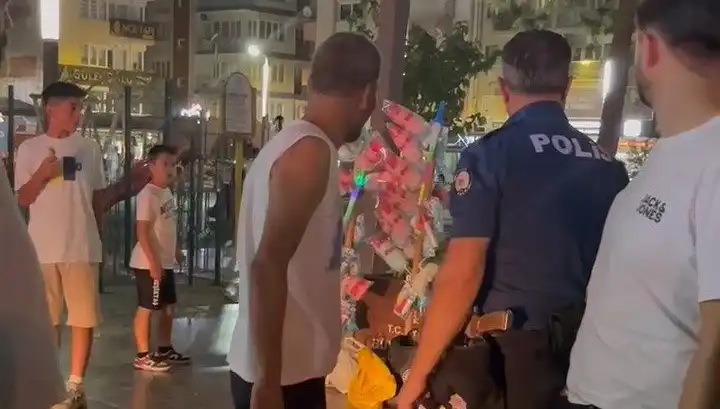 Küçük Çocuğun Pamuk Şeker Satıcısını Bıçaklaması Şok Etti