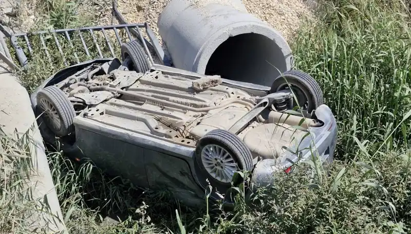 Pikap Kazası Sonucu Kanalde Devrildi: İki Yaralı ve Sürükleyici Detaylar