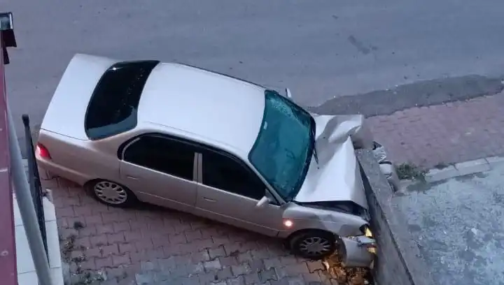 Kontrolü Kaybeden Araç Duvara Çarptı: Olay Anı Kamerada