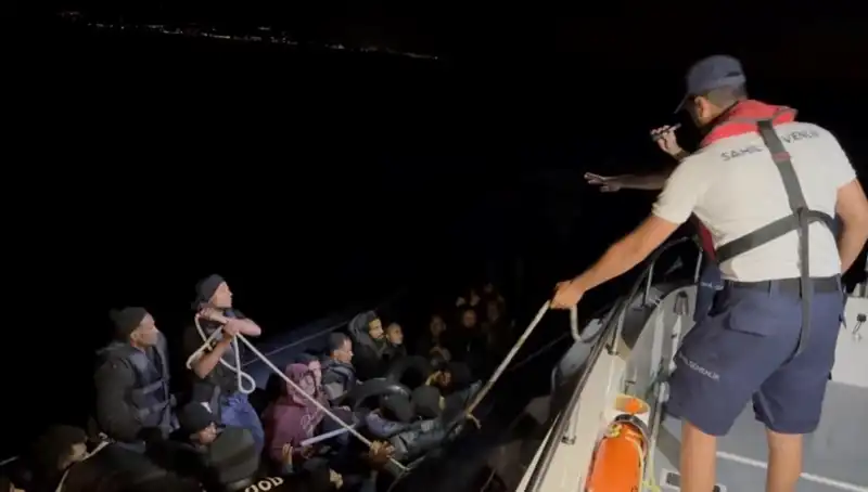 Çeşme'de Denizde Sürüklenen 42 Kaçak Göçmen Yaşam Mücadelesi Verdi