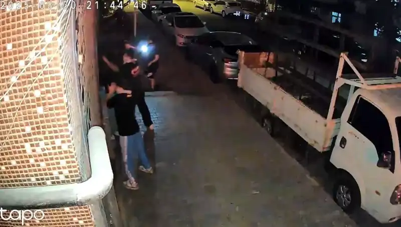 Abinin Selamı Var Diyerek Saldırıya Uğradılar: Etek Giydirip Darp Edildiler!