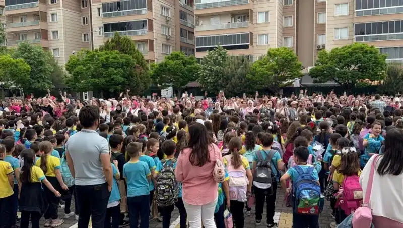 Öğrencilerden Annelere Duygusal Bir Sürpriz: Gözyaşlarıyla Dolu Anlar