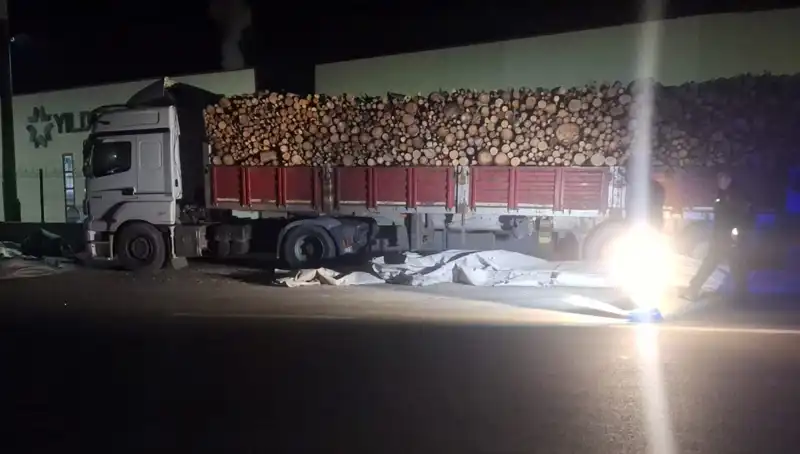Brandayı Toplayan TIR Sürücüsüne Otomobil Çarpınca Kaza Korkuttu