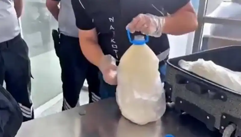 Havalimanında Süt Şişesi İçinde Şaşırtan Yakalama: 12 Kilo 800 Gram!