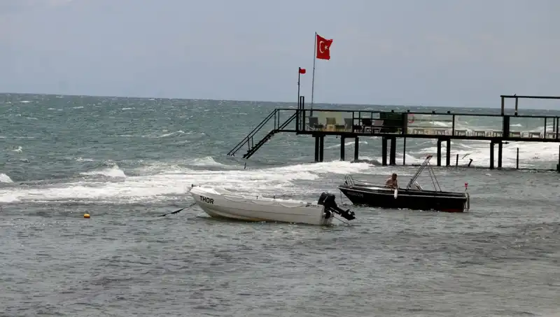 Poyraz Rüzgarı Etkisini Gösterdi: Denize Girmek Artık Yasak!
