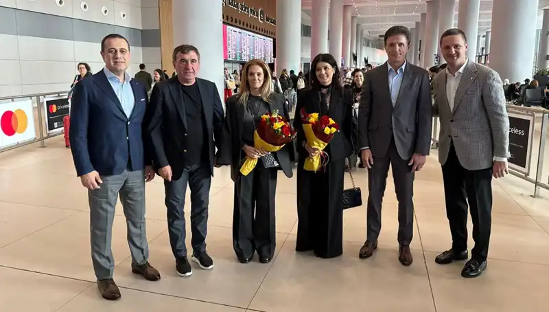 Hagi ve Popescu İstanbul'da Futbolseverlerle Buluştu!
