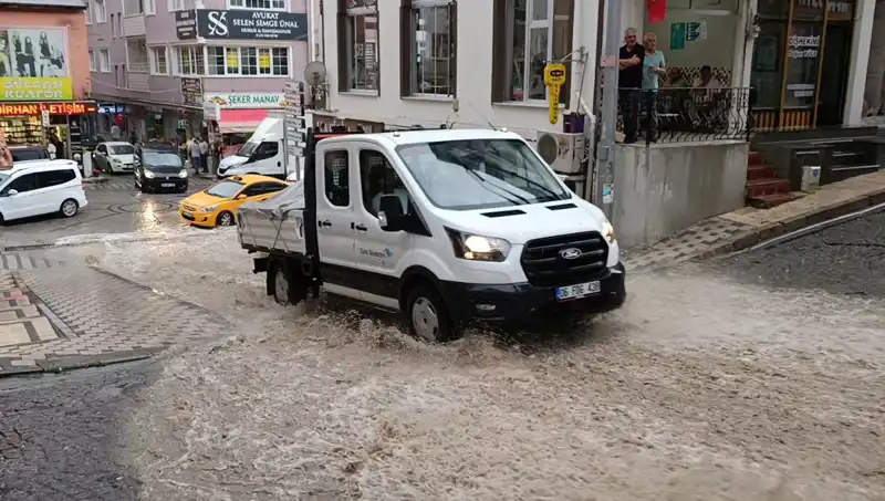 10 Dakikalık Sağanak Yağış, Şehri Sular Altında Bıraktı