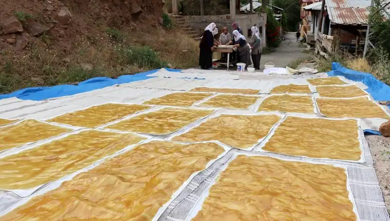 Kış Aylarının Vazgeçilmezi: Dev Kazanlarda Hazırlanan Geleneksel Lezzetler