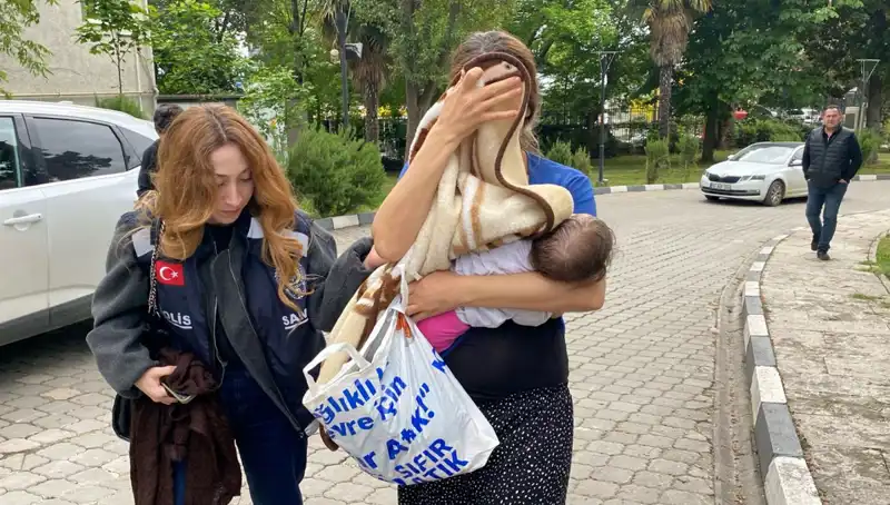 Evlerden Hırsızlık Yapan Kadın, Güvenlik Kamerasına Takıldı ve Yakalandı