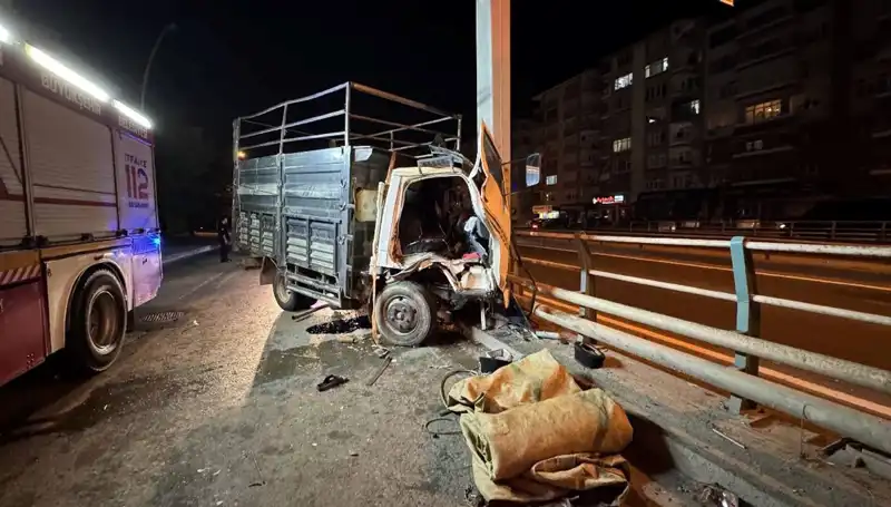 Kamyonet Tabelaya Çarptı, Sürücü Hastanelik Oldu: Kaza Anları Gözüktü!
